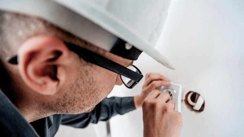 Is it required to have electrician insurance in Ontario?
